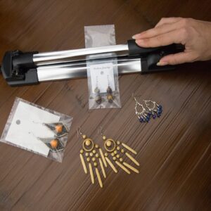Vista superior de una selladora térmica manual por impulso utilizada para sellar una bolsa sellable con joyería artesanal en su interior