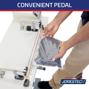 El título dice: “Pedal conveniente” muestra una bolsa llena de frijoles negros siendo sellada con la selladora de pedal por impulso Jorestech.