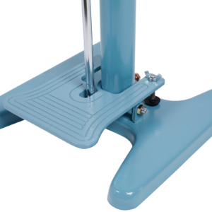 primer plano del pedal de la selladora de bolsas de impulso de pie de doble calor