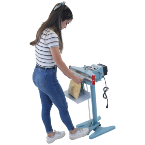 Una mujer presionando el pedal del sellador de impulso de doble calor para sellar una bolsa grande llena de maíz