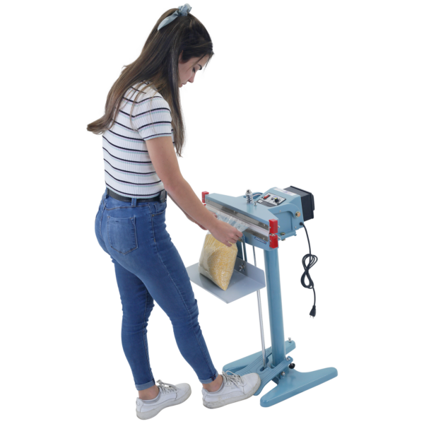 Una mujer presionando el pedal del sellador de impulso de doble calor para sellar una bolsa grande llena de maíz