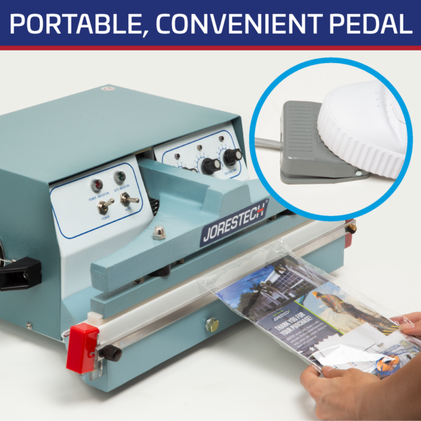 Título: “Pedal portátil y práctico” muestra un paquete promocional siendo sellado dentro de una bolsa de plástico con la selladora de pedal de mesa JORES TECHNOLOGIES®. Primer plano del pedal siendo presionado para sellar la bolsa.
