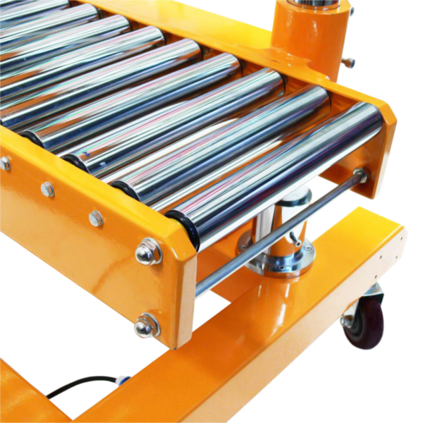 Detalle de una selladora térmica de impulso de pedal con transportador de rodillos y ruedas giratorias con freno.