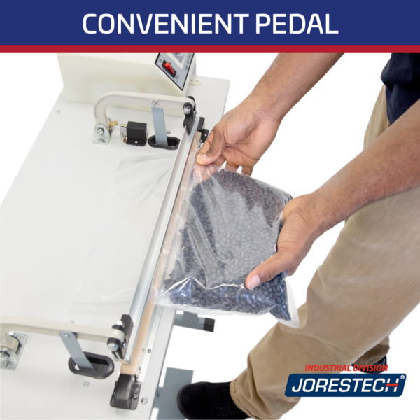 Título en rojo: “Pedal conveniente” muestra una bolsa llena de frijoles negros siendo sellada con la selladora de impulso de pedal Jorestech.