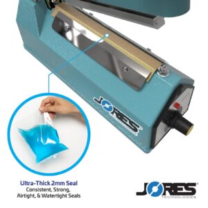 Selladora manual por impulso de 4 pulgadas JORES TECHNOLOGIES® sobre fondo blanco. Primer plano del elemento de sellado. La característica resaltada dice