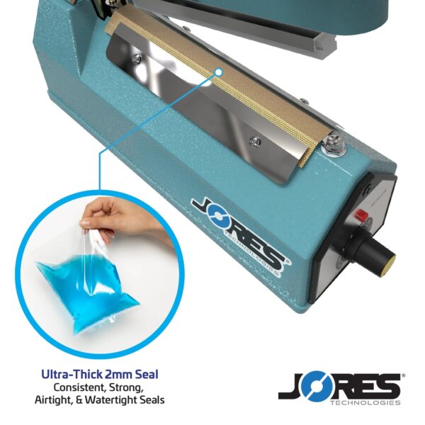 Selladora manual por impulso de 4 pulgadas JORES TECHNOLOGIES® sobre fondo blanco. Primer plano del elemento de sellado. La característica resaltada dice