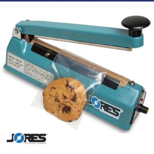 Sellando una bolsa con una galleta