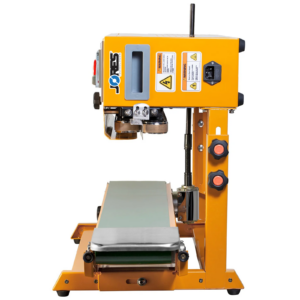 vista lateral de la selladora continua de banda JORES TECHNOLOGIES® con cinta transportadora verde y base de acero inoxidable. También muestra la guía de entrada para colocar bolsas sellables en posición vertical