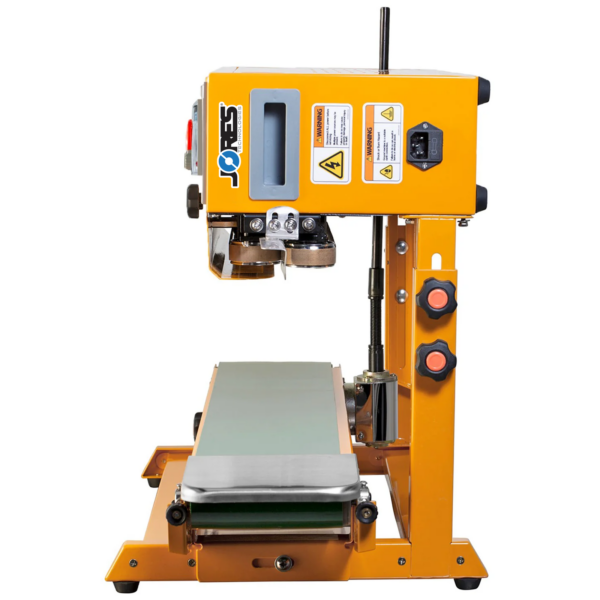 vista lateral de la selladora continua de banda JORES TECHNOLOGIES® con cinta transportadora verde y base de acero inoxidable. También muestra la guía de entrada para colocar bolsas sellables en posición vertical