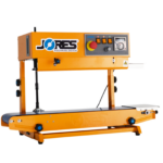 selladora de banda continua horizontal y vertical que muestra el panel de control con control de temperatura analógico, el botón rojo de parada de emergencia y otros interruptores