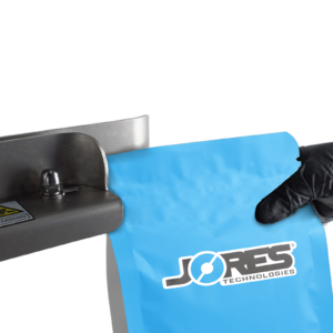 Bolsa entrando en el proceso de sellado realizado por una selladora continua de banda