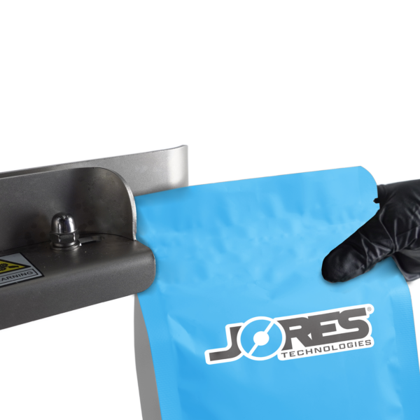 Bolsa entrando en el proceso de sellado realizado por una selladora continua de banda