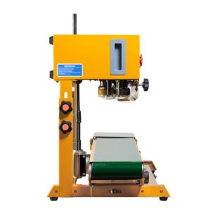 Vista lateral de la selladora de banda continua JORES TECHNOLOGIES® con cinta transportadora verde y base de acero inoxidable. El detalle muestra la guía de salida y 2 perillas para ajustar la altura del producto que se está sellando