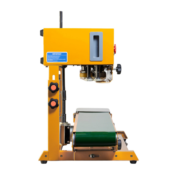 Vista lateral de la selladora de banda continua JORES TECHNOLOGIES® con cinta transportadora verde y base de acero inoxidable. El detalle muestra la guía de salida y 2 perillas para ajustar la altura del producto que se está sellando