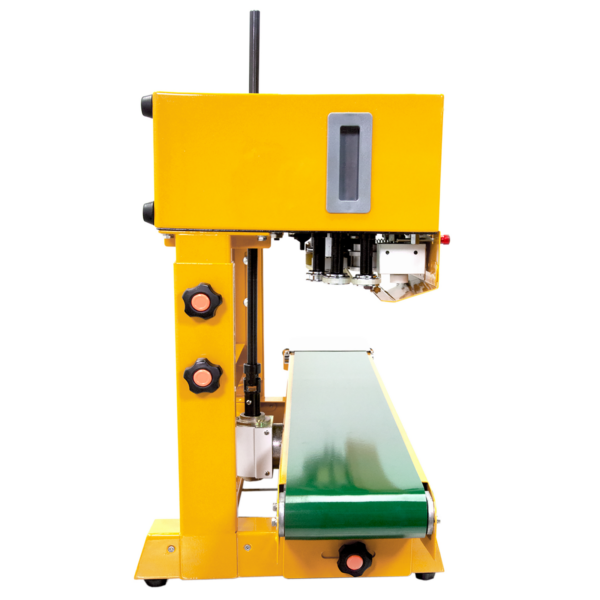 vista lateral de la selladora continua de banda JORES TECHNOLOGIES® con cinta transportadora verde sobre fondo blanco. La selladora de bolsas está colocada en posición vertical