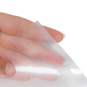Primer plano de una mano sosteniendo una bolsa vacía sellada después de usar una selladora continua de bolsas JORES TECHNOLOGIES®. La imagen muestra el patrón del sellado.