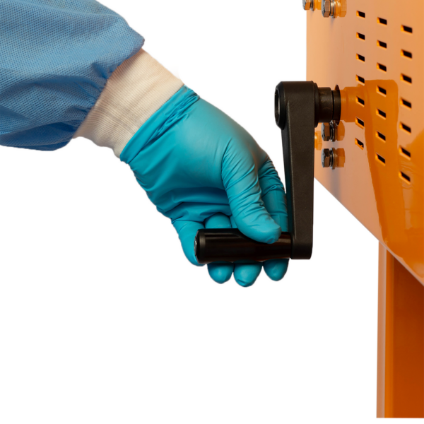 Operador con guantes azules ajustando la altura de la máquina de sellado con la manija negra extraíble antes de iniciar la producción