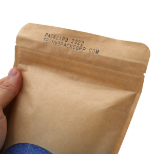 Una persona mostrando una bolsa sellada e impresa con tinta negra mediante una selladora continua vertical JORES TECHNOLOGIES® para bolsas grandes