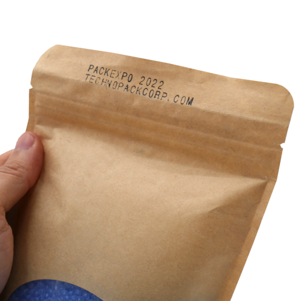 Una persona mostrando una bolsa sellada e impresa con tinta negra mediante una selladora continua vertical JORES TECHNOLOGIES® para bolsas grandes