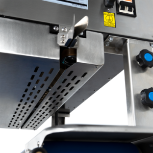 Bolsas selladas e impresas con una selladora digital continua de banda con codificador de inyección térmica de tinta