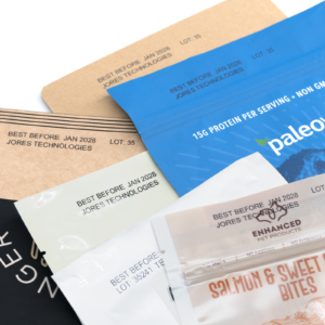 Bolsas selladas e impresas con una selladora continua de banda digital con codificador de inyección de tinta térmica