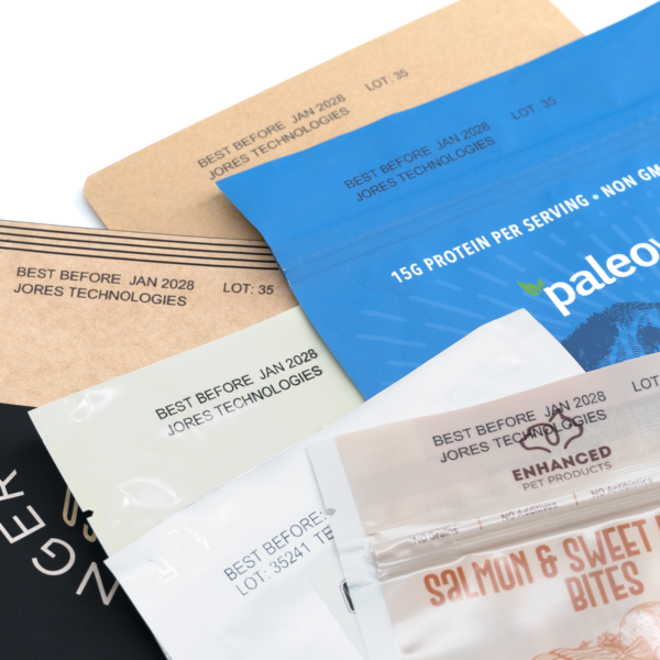 Bolsas selladas e impresas con una selladora continua de banda digital con codificador de inyección de tinta térmica
