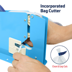 Una persona insertando el cuello de una bolsa de plástico en la cerradora y cortadora de bolsas JORES TECHNOLOGIES®. El texto dice: cortador de bolsas incorporado para cortes limpios y fáciles