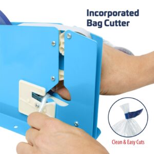Una persona insertando el cuello de una bolsa de plástico en la selladora y cortadora de bolsas JORES TECHNOLOGIES®. El texto dice: cortador de bolsas incorporado para cortes limpios y fáciles