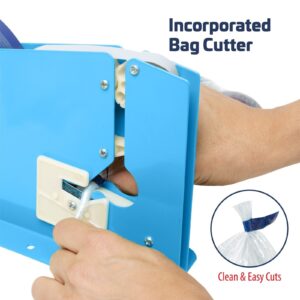 Una persona insertando el cuello de una bolsa de plástico en la selladora y cortadora de bolsas JORES TECHNOLOGIES® Text reads: cortador de bolsas incorporado para cortes limpios y fáciles