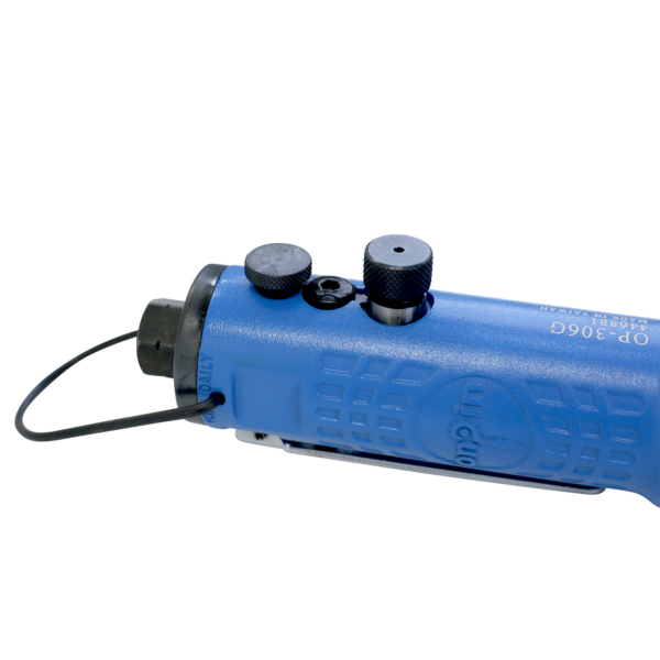 primer plano de la percha y perillas negras de ajuste de velocidad en la encorchadora azul de botellas