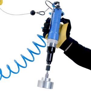 operador con guantes amarillos y negros presionando una capsuladora manual azul para botellas
