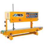 Selladora continua horizontal y vertical amarilla JORES TECHNOLOGIES® que muestra el panel de control con control digital de temperatura, el botón rojo de parada de emergencia y otros interruptores.