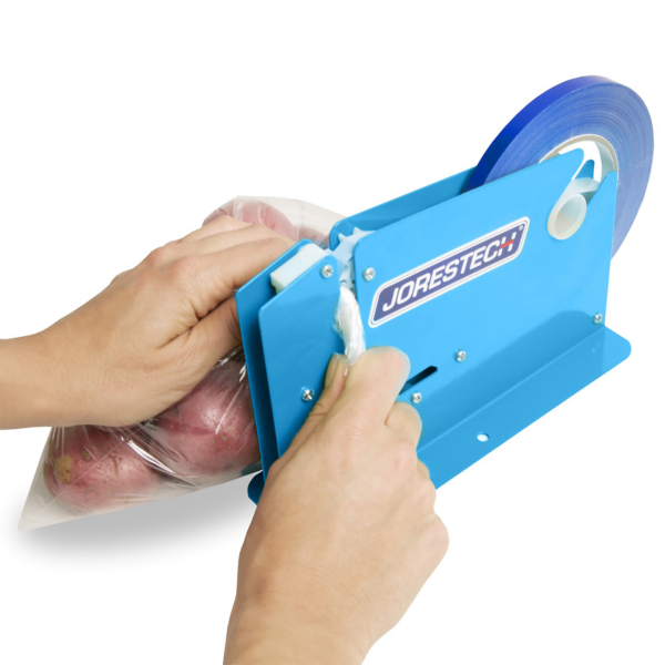 Taponadora manual para cuello de bolsa con recubrimiento en polvo cerrando una bolsa de plástico transparente llena de verduras