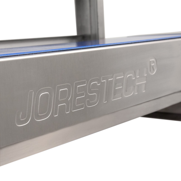 Logotipo de JORES TECHNOLOGIES® en relieve en una selladora continua de banda de sobremesa