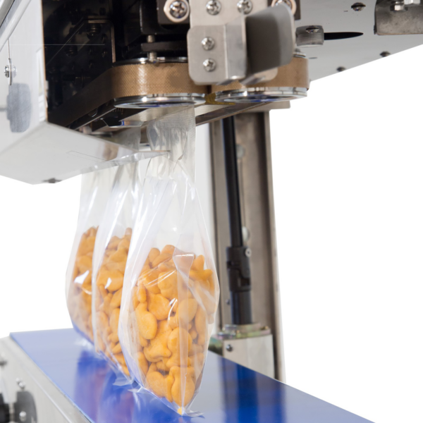 primer plano de varias bolsas llenas de galletas y selladas por el elemento calefactor de la selladora continua de banda JORES TECHNOLOGIES®