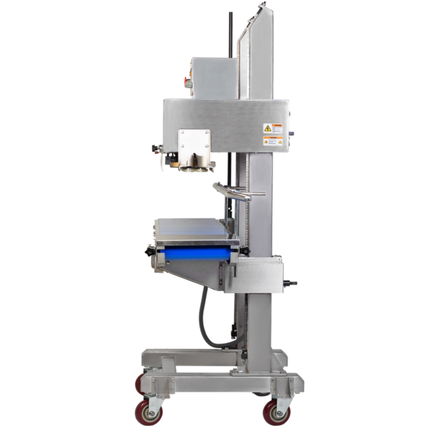 selladora continua de banda de acero inoxidable para bolsas grandes con banda giratoria verde y ruedas de alta resistencia de JORES TECHNOLOGIES®. También muestra la guía lateral por donde se introduce la bolsa.
