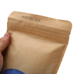 una bolsa marrón codificada usando una selladora continua de banda JORES TECHNOLOGIES® para sellar bolsas grandes