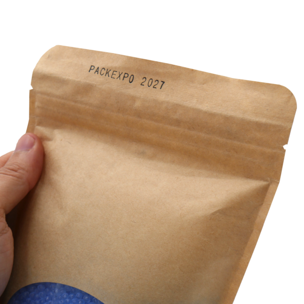 una bolsa marrón codificada usando una selladora continua de banda JORES TECHNOLOGIES® para sellar bolsas grandes