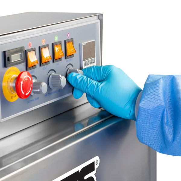 operador ajustando el dial de velocidad en el panel de control de una selladora vertical continua de banda JORES TECHNOLOGIES® para bolsas grandes con codificador.