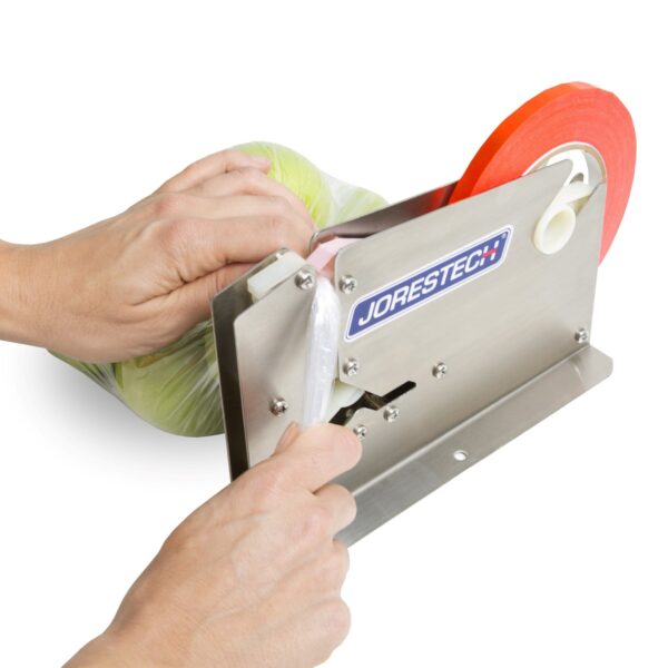Operador insertando el cuello de una bolsa de plástico en la cerradora manual de bolsas JORES TECHNOLOGIES®