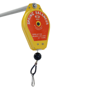 primer plano de equilibrador de resorte amarillo sobre trípode de acero inoxidable