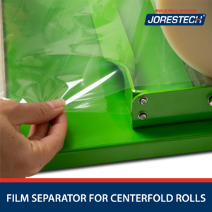 Extracción manual de film retráctil desde un rollo retráctil doblado por la mitad. El detalle muestra cómo el brazo separador de film mantiene ambos lados del film perfectamente separados entre sí para una experiencia de empaque más sencilla. El texto inferior dice “Separador de film para rollos doblados por la mitad”.