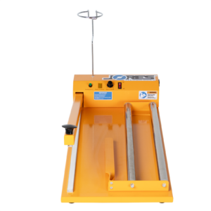 Primer plano de las barras portarrollos de una máquina dispensadora y selladora de film retráctil para envoltura retráctil.