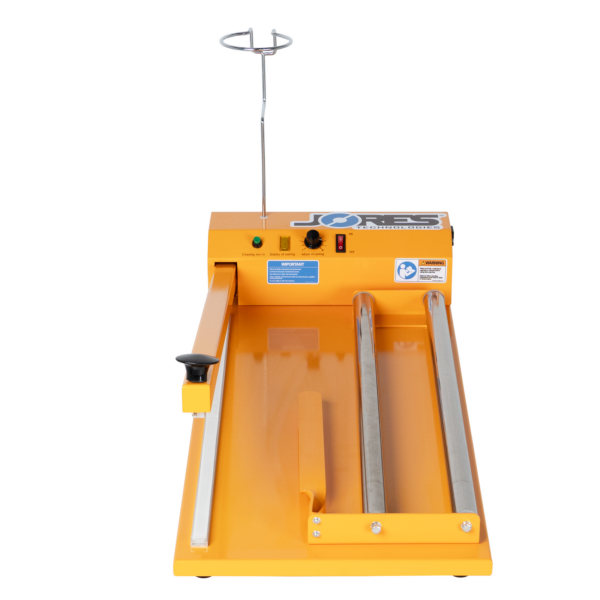Primer plano de las barras portarrollos de una máquina dispensadora y selladora de film retráctil para envoltura retráctil.