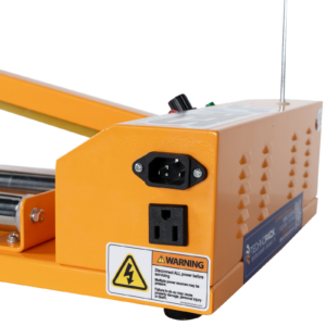Primer plano detallado de dos tomas eléctricas incorporadas en un dispensador de rollo de film para embalaje retráctil JORES TECHNOLOGIES®.