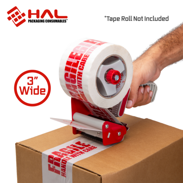 hombre cerrando una caja con dispensador de cinta resistente rojo y blanco usando cinta blanca con el símbolo de stop impreso. Presenta el logotipo rojo de HAL y 3