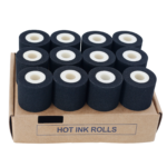 Paquete de 12 rollos de tinta caliente negra de 32 mm colocados sobre su caja original de cartón