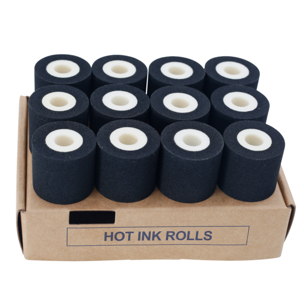 Paquete de 12 rollos de tinta caliente negra de 32 mm colocados sobre su caja original de cartón