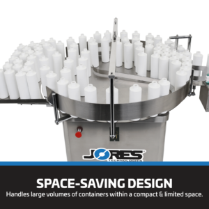 Vista superior de la mesa rotativa de acumulación y orientador de botellas de acero inoxidable JORES TECHNOLOGIES® de 39 pulgadas con un gran número de botellas de plástico blancas encima. El banner dice: Diseño que ahorra espacio, maneja grandes volúmenes de envases dentro de un espacio compacto y limitado.