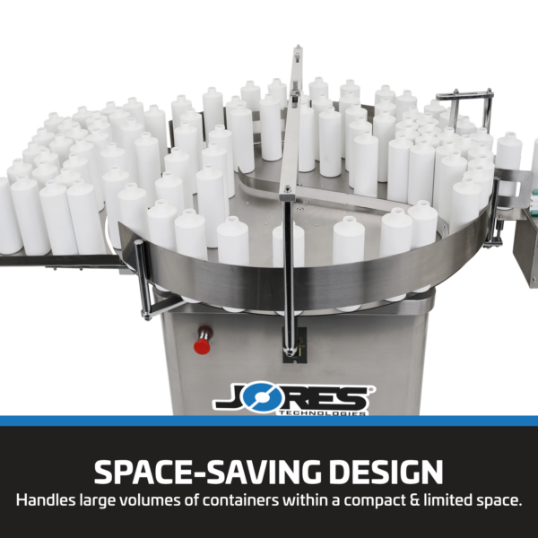Vista superior de la mesa rotativa de acumulación y orientador de botellas de acero inoxidable JORES TECHNOLOGIES® de 39 pulgadas con un gran número de botellas de plástico blancas encima. El banner dice: Diseño que ahorra espacio, maneja grandes volúmenes de envases dentro de un espacio compacto y limitado.
